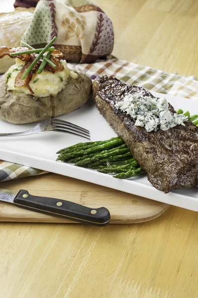 Filete de tiras de Nueva York cubierto con queso bleu — Foto de Stock