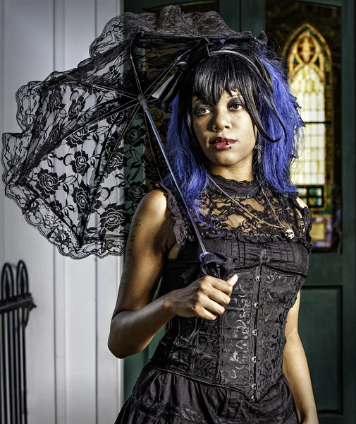 Sexy femme gothique noire avec parasol — Photo