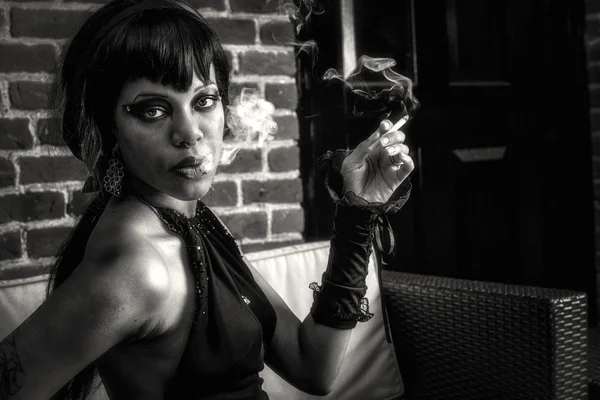Sexy schwarze Gothic Frau beim Rauchen — Stockfoto
