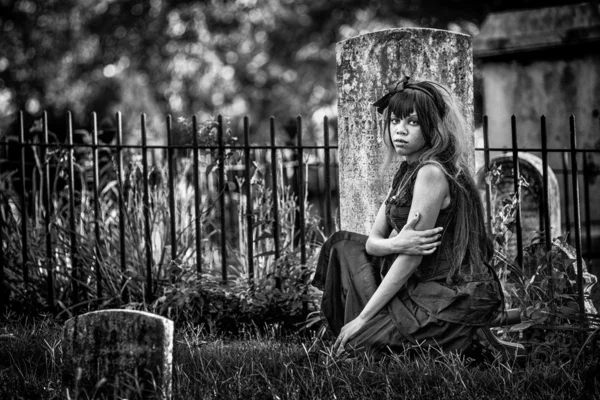 Beautiful black gothic woman in graveyard — Stock Photo, Image