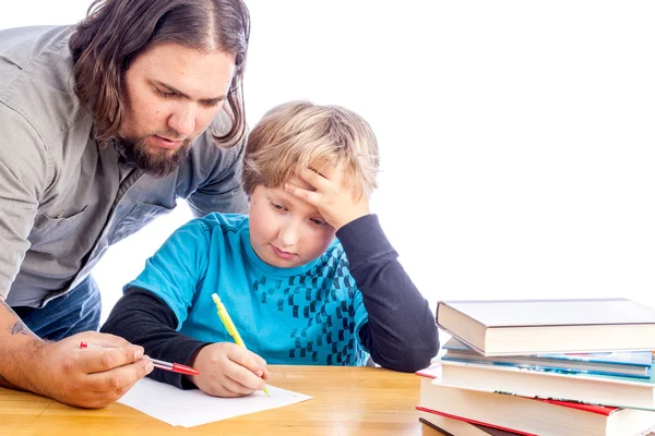 Ojciec i syn odrabiają lekcje. — Zdjęcie stockowe