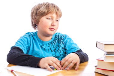 Çocuk ödevini yapıyor.