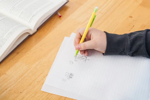 Garçon faire des devoirs — Photo