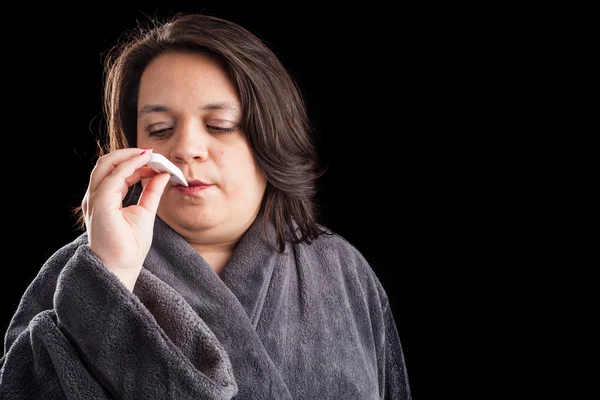 Zieke vrouw op zwarte achtergrond — Stockfoto