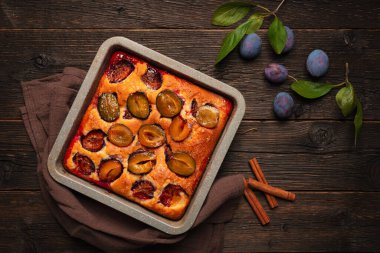 Ahşap arka planda fırın tepesi görünümlü erik keki