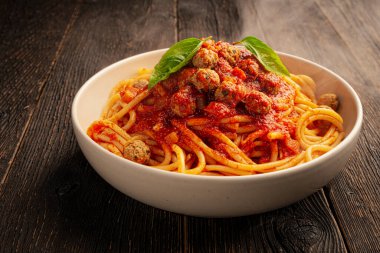 Bir tabak taze pişmiş spagetti köftesi İtalyan köftesi gibi.