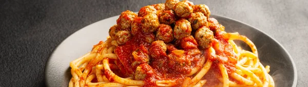 Закрыть Пластину Spaghetti Meatballs Итальянский Баннер Панорамный — стоковое фото