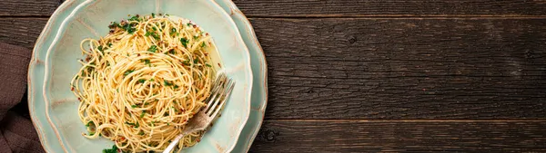 Płyta Spaghetti Aglio Olio Drewnianym Banerze Tła Przestrzenią Kopiowania — Zdjęcie stockowe
