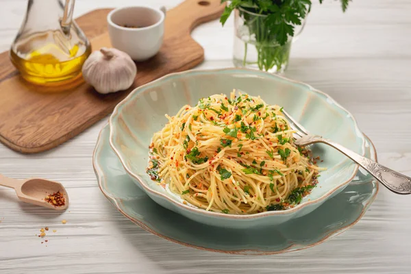 Piatto Spaghetti Appena Cotti Aglio Olio Ingredienti Tavola Legno — Foto Stock
