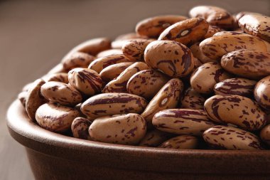 Bir kase benekli fasulyenin yakın çekimi.