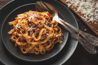 Bir tabak makarna tagliatelle ve BOLOGNESE Sosu.