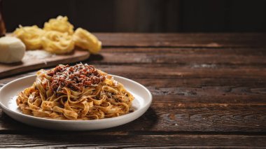 BOLOGNESE Sosu ile kopyalama alanı ile makarna tagliatelle