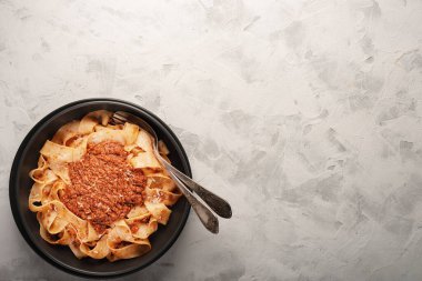 BOLOGNESE soslu makarna kağıdıyla üst görünümü kopyala