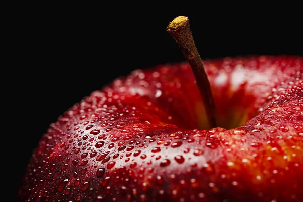 Roter Apfel Mit Wassertropfen Aus Nächster Nähe Auf Dunklem Hintergrund — Stockfoto