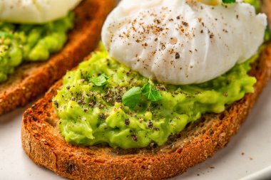 Avokado tostu ve haşlanmış yumurta yakından.