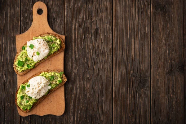 Avocado Toast Poached Egg Cutting Board Copy Space — Stockfoto