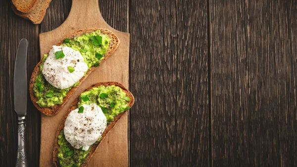 Avocado Toast Poached Egg Cutting Board Copy Space Top View — Stockfoto