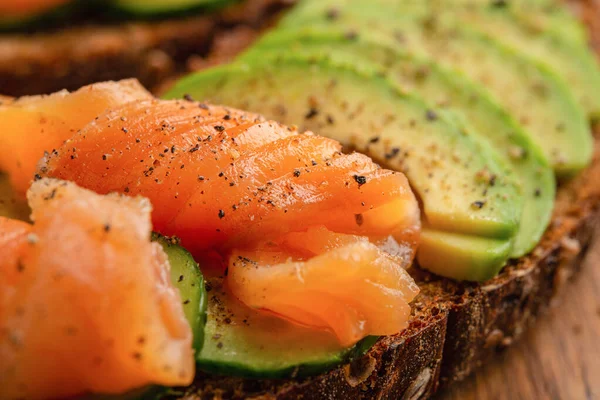 Närbild Avokado Toast Med Rökt Lax Och Gurka — Stockfoto