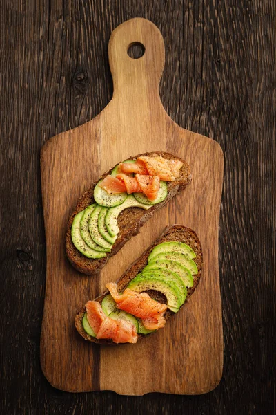 Avocado Toast Met Gerookte Zalm Snijplank Verticaal Frame — Stockfoto