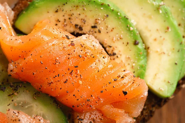 Salmón Salado Tostadas Aguacate Cerca — Foto de Stock