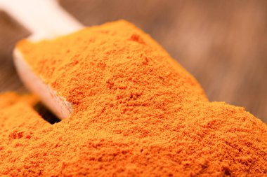 Ahşap kepçe içinde zemin zerrecikleri. Yakın çekim.