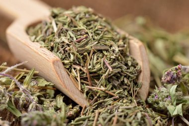 Tahta bir kepçe içinde kurutulmuş kekik.