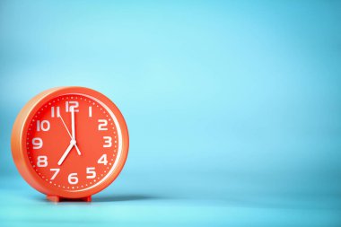 Kopya alanı olan yuvarlak analog alarm saati