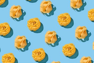 Makarna tagliatelle mavi arkaplanda kusursuz deseni tekrarlıyor