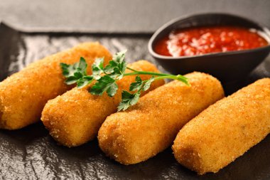 Ev yapımı kızarmış patatesler ve sos.