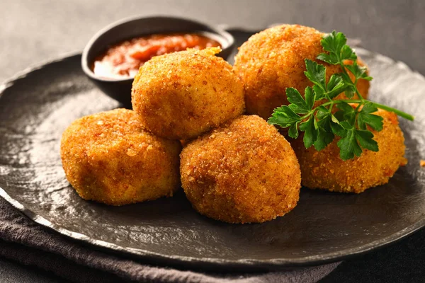 Prato Bolas Potato Croquettes Molho Close — Fotografia de Stock