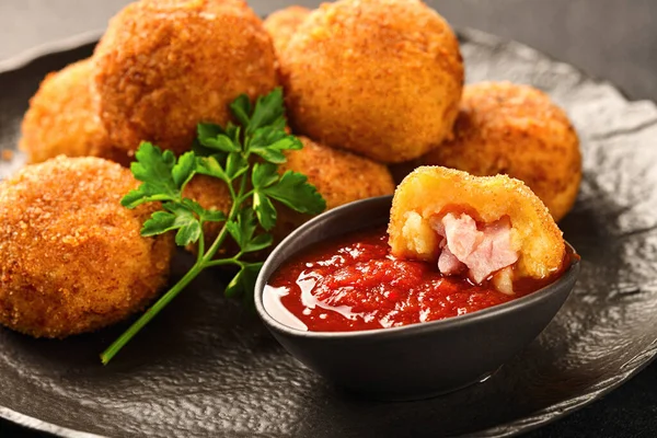 Croquetes Potato Com Fiambre Molho Close — Fotografia de Stock