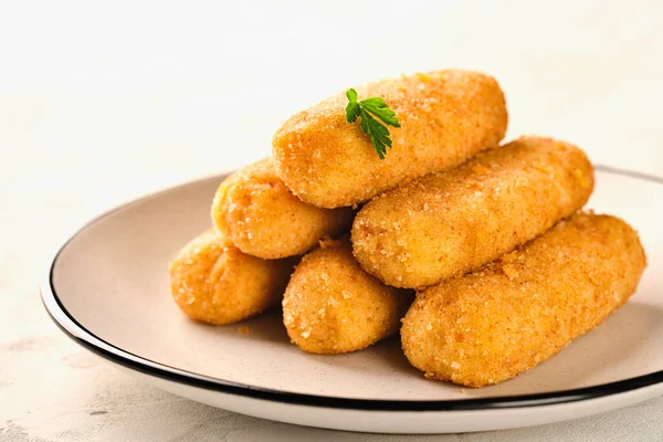 Tabak ev yapımı kızarmış patatesler. Kapatın.