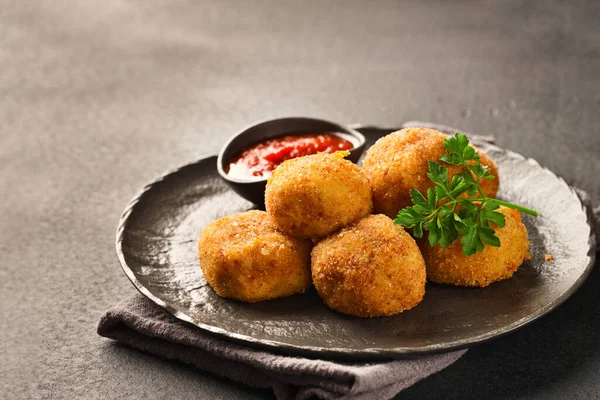 Bolas Potato Croquettes Molho Close — Fotografia de Stock