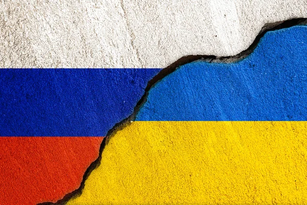 Прапори Росії України Пошматованій Стіні — стокове фото