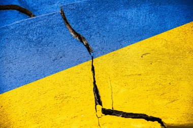 Çatlak alçı üzerinde Ukrayna bayrakları kriz konsepti olarak kullanılıyor