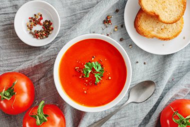 Üst kattaki domates çorbası ve kızarmış ekmek.