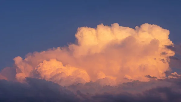 Грозовые Облака Небе Свете Заходящего Солнца — стоковое фото