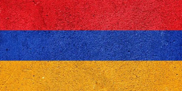 在灰泥墙上悬挂亚美尼亚共和国国旗 — 图库照片
