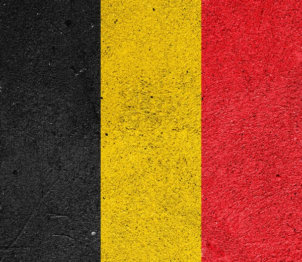 在灰泥墙上悬挂比利时王国国旗 — 图库照片