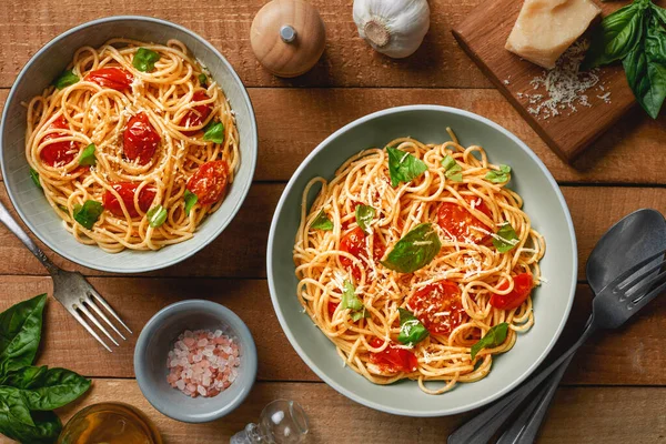 Plates Spaghetti Cherry Tomatoes Fresh Basil Ingredients Wooden Background Top — Stock Photo, Image