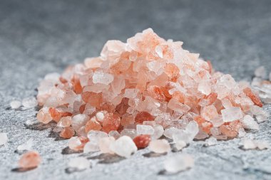 Bir yığın Himalaya pembe tuzu. Kapalı alandaki alçak açılı görüntüyü kapat