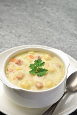 Sebzeli patates çorbası ve mermer gri arka planda et parçaları. Yüksek açılı dikey çekim ve kopyalama alanı..