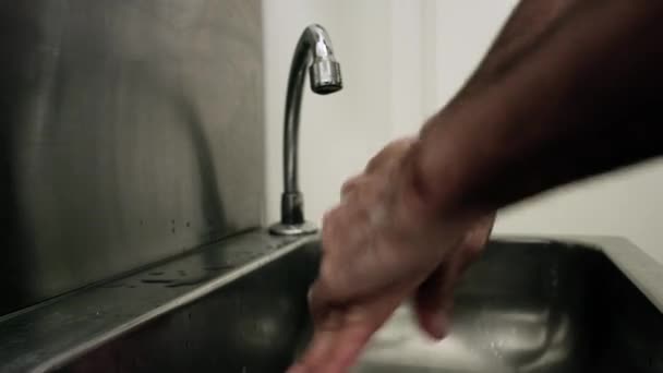 Άνθρωπος Πλένει Χέρια Του Σαπούνι Βλέπουμε Τον Άνθρωπο Τρίβει Σχολαστικά — Αρχείο Βίντεο