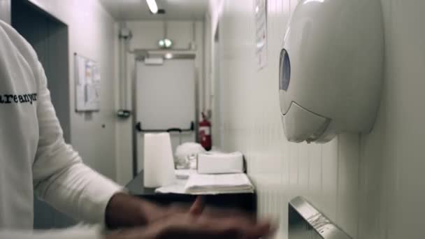 Άνθρωπος Πλένει Χέρια Του Σαπούνι Βλέπουμε Τον Άνθρωπο Παίρνει Σαπούνι — Αρχείο Βίντεο