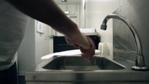 男人用毛巾洗手 在把毛巾扔进垃圾桶之前 我们可以看到这个人拿起毛巾 把他的手擦干 完善的健康预防 — 图库视频影像