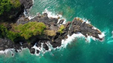 Filipinler 'deki El Nido Burnu. Cennetin güzel manzarası, yaz seyahatleri ve güneş altında tatiller için mükemmel - İHA 4K ile hava manzarası