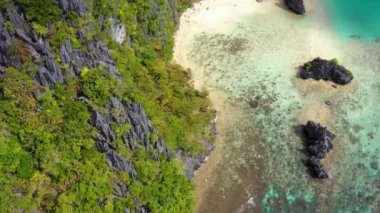 Filipinler 'deki El Nido Uçurumu. Cennetin güzel manzarası, güneşin altında doğada seyahat için mükemmel - 4K dronlu hava manzaralı