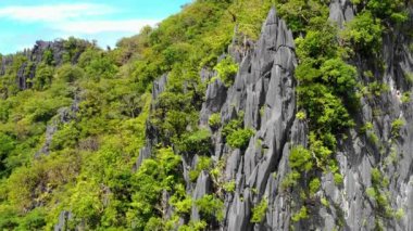 Filipinler 'deki El Nido Uçurumu. Cennetin güzel manzarası, güneşin altında doğada seyahat için mükemmel - 4K dronlu hava manzaralı