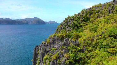 El Nido, Filipinler 'deki bir uçurumun insansız hava aracı görüntüsü. Cennetin güzel manzarası, güneşin altında doğada seyahat için mükemmel 4K