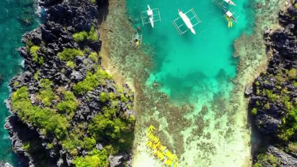 フィリピンのエルニドにあるビッグラグーンの真ん中にボート 太陽の下での旅行や楽園の夏の休暇のための完璧なレジャー ドローン4Kでの空中ビュー — ストック動画